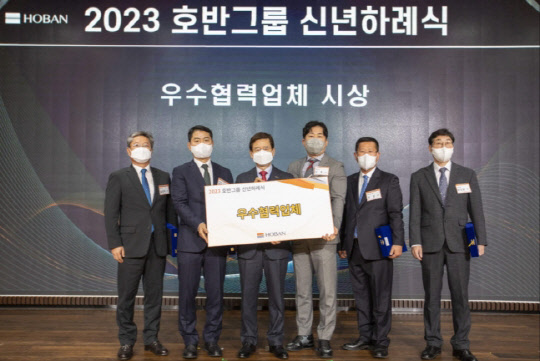 호반그룹 우수 협력업체 시상식에서 건축부문 수상자들이 단체 기념 촬영했다(왼쪽에서 세 번째 김선규 호반그룹 회장) <호반그룹 제공>